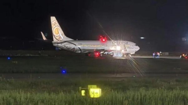 太原炒股配资 缅航一客机降落昆明时起落架受损 引擎触地跑道关闭